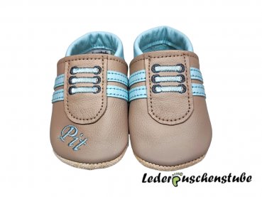 Lederpuschen beige-eisblau Turnschuh Streifen eisblau Namen vorne rechts eisblau Schnürsenkel eisblau-anthrazit